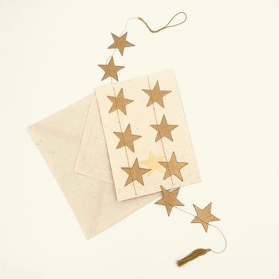 Luna-Leena duurzame slinger wenskaart sterren goud L115 cm - eco papier - handmade in Nepal - kerstkaarten - jubileum - geboorte - beterschap - babyshower - verjaardag - feest - kerstcadeau - kerstboom, kerst, slingerkaart, nieuwjaar, gold stars