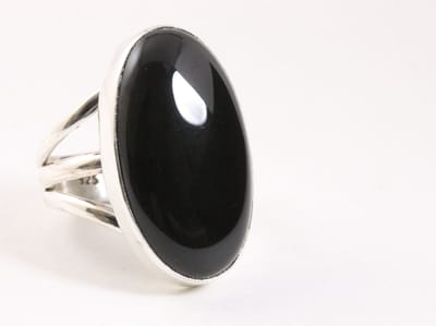 Grote ovale zilveren ring met onyx - maat 19