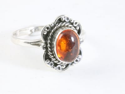 Fijne bewerkte zilveren ring met amber - maat 19.5