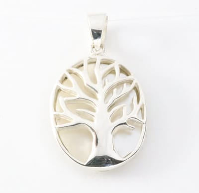 Zilveren hanger met levensboom op parelmoer