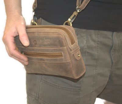 Oi Hunter bruine leren Dames- of herentas / schoudertas maar tevens ruim riemtasje / tasje voor op buik of heup maar ook om om te hangen / bruin rundsleder / 380H