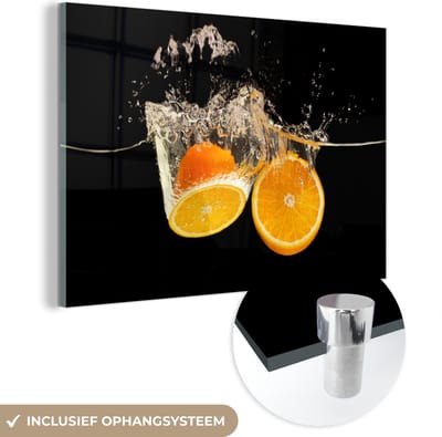 MuchoWow® Glasschilderij 150x100 cm - Schilderij acrylglas - Sinaasappel - Stilleven - Water - Zwart - Fruit - Foto op glas - Schilderijen