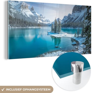 MuchoWow® Glasschilderij 120x60 cm - Schilderij acrylglas - Landschap - Sneeuw - Winter - Water - Berg - Foto op glas - Schilderijen