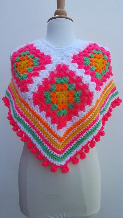 Kinder poncho/cape gehaakt in roze, oranje, geel, groen, wit met bolletjesrand handgemaakt in hippe felle kleuren