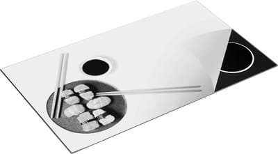 Chefcare Inductie Beschermer Sushi met Stokjes op een Witte Achtergrond - Zwart Wit - 90x50 cm - Afdekplaat Inductie - Kookplaat Beschermer - Inductie Mat