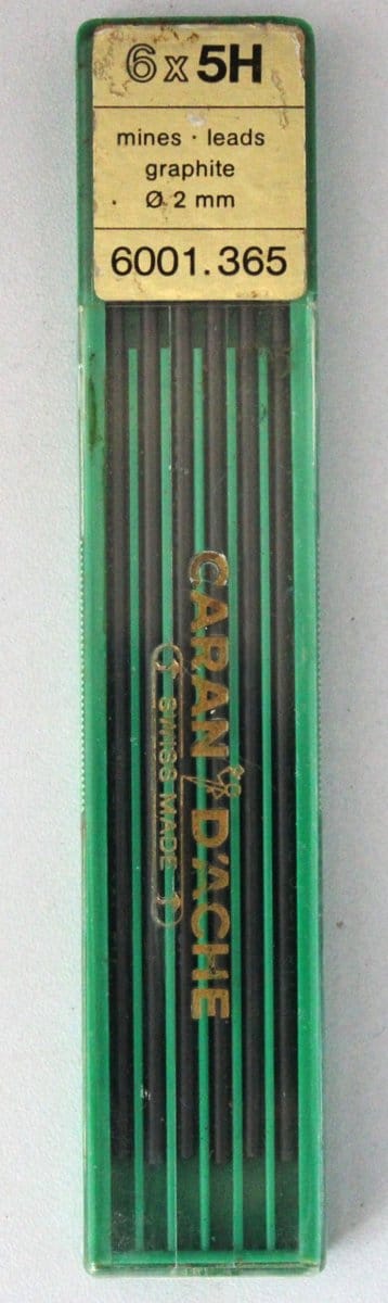 Potloodstift - Grafiet - Caran D'Ache - Stift - Potlood - Vulpotlood - Refill - 6 stuks - Diameter Lijndikte 2mm - Harheid 5H - Lengte 115mm - 601.365 - Mines - Leads - Geschikt voor Caran d'Ache Fixpencil - Kleur Shadow Mica - Gemaakt in Zwitserland