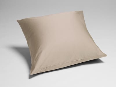Yumeko kussensloop katoensatijn warm taupe 65x65 - Bio, eco & fairtrade - 1 stuk