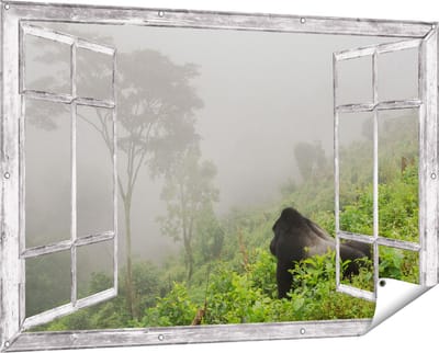 Gards Tuinposter Doorkijk Gorilla in het Woud tijdens de Mist - 150x100 cm - Tuindoek - Tuindecoratie - Wanddecoratie buiten - Tuinschilderij