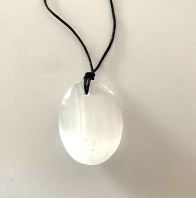 Seleniet hanger ovaal 5 x 3,5 x 1 cm