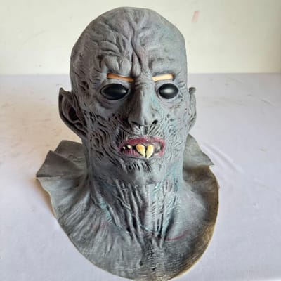 Masque de fantôme au visage flétri et tordu One size gris