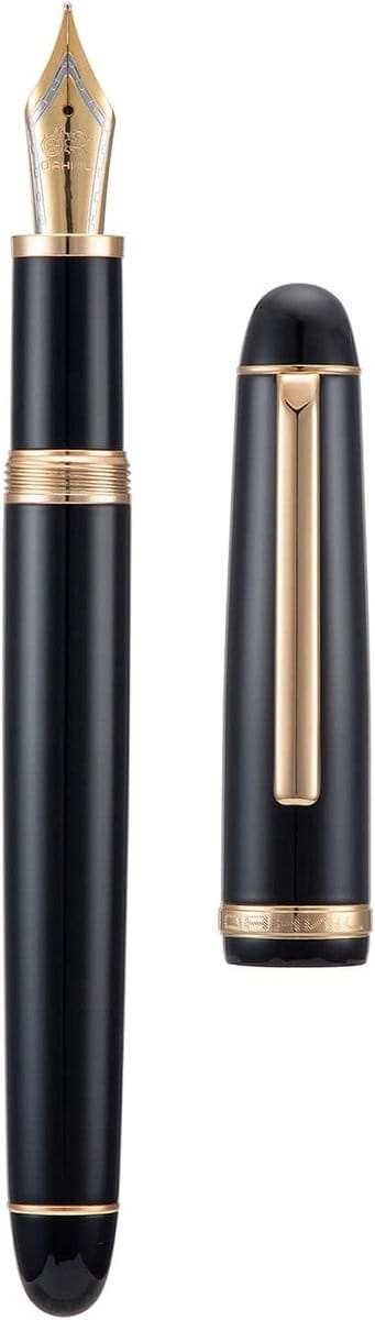Stijlvolle vulpen met medium nib in zwart en goud, perfect voor schrijven en notities maken