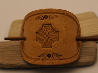 Haarspeld van leer + haarstok hout keltische kruis - mooie keltische haarspelden - leren haarspelden - handgemaakte leren haarspelden - handmade haarspeld - haarspeld kort haar - haarspeld voor knot - haarspeld stevig - haarspeld dik haar - haarspeld