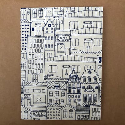 Luna-Leena duurzaam notitieboek A5 - huizen print - Hollands blauw - soft cover - niet gelinieerd (blanco) - eco friendly paper - handmade in Nepal - notebook - souvenirs - Holland - Dutch houses