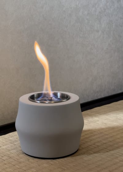 Simplistische Grijze Tafelhaard van Cement - Bio Ethanol Sfeerhaard voor Binnen en Buiten - Ideaal als Kerstcadeau