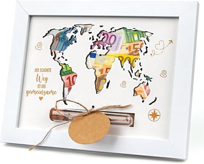 Gepersonaliseerde houten wereldkaart als uniek huwelijkscadeau voor bruidspaar, decoratief fotolijstje en save the date kaarten voor een onvergetelijke bruiloft