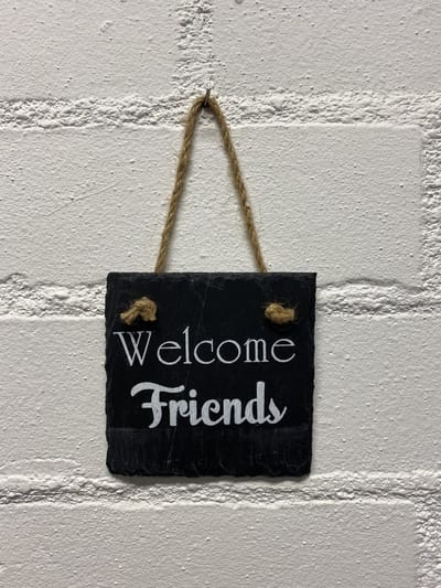 Deco leisteen met ophangkoordje - vierkant - Welcome friends - 10x10 cm - Woonaccessoires