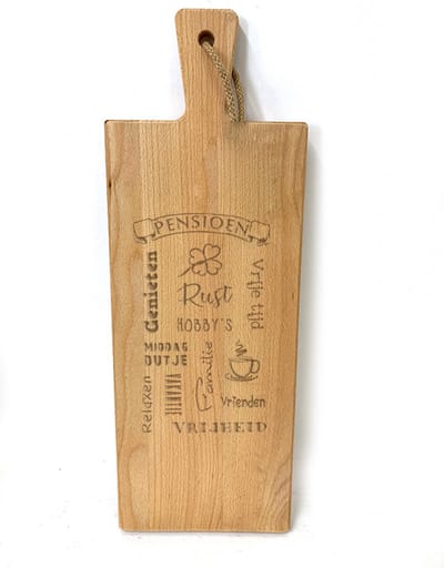 Grote borrelplank / snijplank met tekst gravure : PENSIOEN. Cadeau-afscheid collega-pensioen. Het formaat is 20x56cm