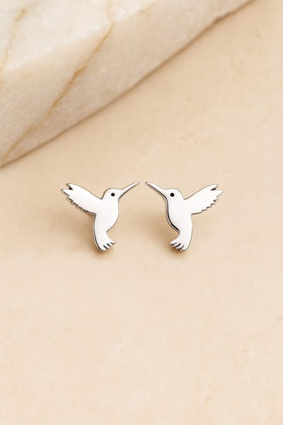 Lundholm Kleine Oorknopjes Dames Zilver kleurig Kolibrie – Premium Stainless Steel - Vivian Serie - Vrouwen Cadeautjes Vogel Oorbellen (0.8 x 0.7 cm) – Subtiel & Betekenisvol – Luxe Geschenkverpakking