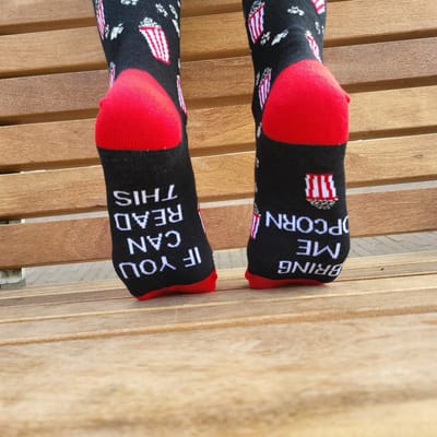Popcorn Sokken – Film avond - Sokken Cadeau - Gefeliciteerd - Bingwatch Serie – Verjaardag - Film cadeau - Grappig - Cadeau voor vrouw man – Kado – Sokken - Verjaardags cadeau – Jarig - Brievenbus geschenk – LuckyDay Socks - Maat 41-45