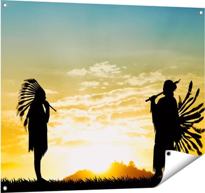 Gards Tuinposter Twee Silhouetten van Indianen bij Zonsondergang - 100x80 cm - Tuindoek - Tuindecoratie - Wanddecoratie buiten - Tuinschilderij