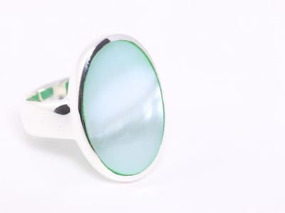 Ovale hoogglans zilveren ring met groene parelmoer - maat 16