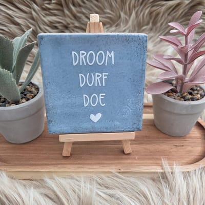 Robuust wenstegeltje “Droom durf doe” – Motivatie Cadeau – Keramiek – Decoratie – Cadeautje – Vriendschap - Trendy nu – Decoratief Tegeltje met Standaard – Cadeau Idee
