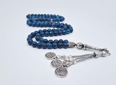 Handgemaakte tesbih "Tasbih" natuursteen " Blauwe harmonie" - Aantal kralen 99 - Diameter kralen 8MM - met metaal tassel "Qul aeuidh biallah" - Een mooi cadeau-idee