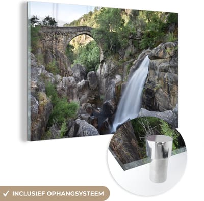 ® Glasschilderij 180x120 cm - Schilderij acrylglas - Een eeuwenoude brug in het nationaal park Peneda-Gerês in Portugal - Foto op glas - Muurdecoratie woonkamer - Wanddecoratie slaapkamer - Schilderijen
