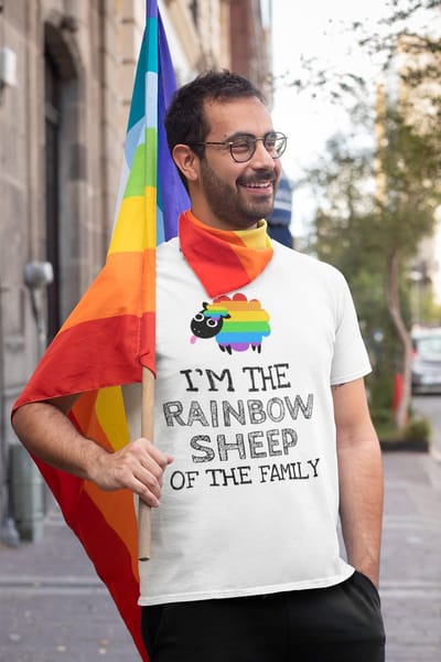 Shirt - I’m the rainbow sheep of the family - Wurban Wear | Grappig shirt | Pride | Unisex tshirt | Pride vlag | Regenboog vlag | LGBTQ | Make up | Gay | Liefde | Wit