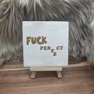Robuust Wenstegeltje - Fuck perfect - Familie - cadeau - gift – Zomaar - Deco – Trendy nu – Decoratief Tegeltje met Standaard – Cadeau Idee