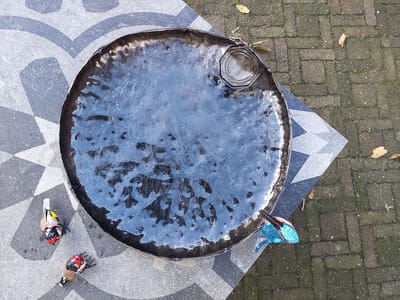 Floz Design grote ijzeren voederschaal - met metalen vogelbeeld - 44 cm - gerecycled metaal - fairtrade