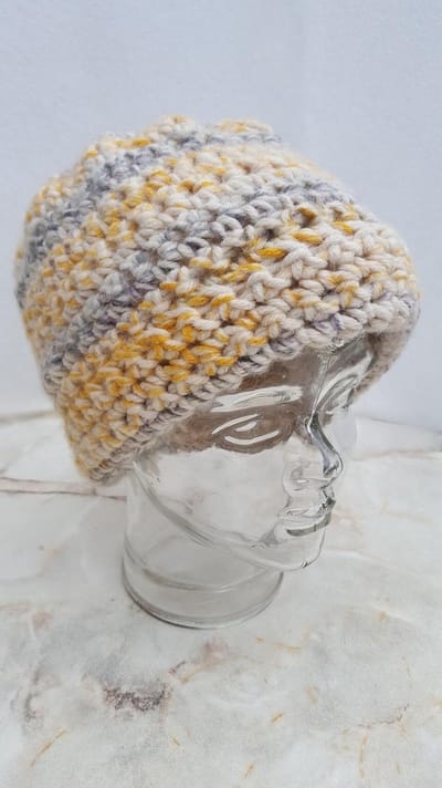Gehaakte muts in lichtgeel grijs ecru lengte 18cm breedte 22cm Maat S / kleine Maat M