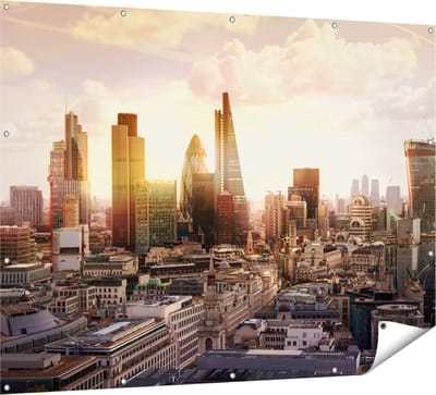 Gards Tuinposter Londen bij Zonsondergang in een Moderne Wijk - 160x120 cm - Tuindoek - Tuindecoratie - Wanddecoratie buiten - Tuinschilderij
