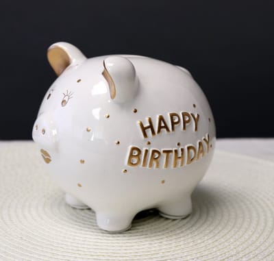 Een ontzettend leuk en lief goudkleurig spaarvarken! Happy Birthday! Aan de onderkant kan de spaarpot opengemaakt worden met een sleutel. Een erg leuk cadeau voor een verjaardag. Voor jezelf of Bestel Een Kado