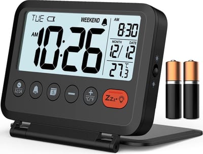Reizen wekker: 2 niveaus achtergrondverlichting, 2 volumes, 12/24H, kalender, temperatuur, weekendmodus, snooze, opvouwbare hoes, batterij aangedreven kleine digitale klok (AAA batterijen inbegrepen)