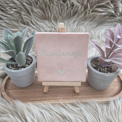 Robuust wenstegeltje – Zusdinnetje – Lief Cadeau voor Zus of Beste Vriendin – Stijlvolle Wanddecoratie met Betekenis – Trendy nu – Decoratief Tegeltje met Standaard – Cadeau Idee