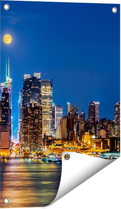 Gards Tuinposter Verlichte Skyline van New York met Volle Maan - 40x60 cm - Tuindoek - Tuindecoratie - Wanddecoratie buiten - Tuinschilderij