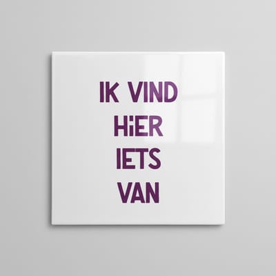 Ik Vind Hier Iets Van Tegel 15×15 cm – Grappige Nederlandse Quote Keramische Wandtegel – Minimalistisch Humoristisch Decor Cadeau