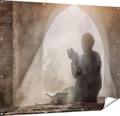 Gards Tuinposter Biddende Man in een Oude Moskee - 150x120 cm - Tuindoek - Tuindecoratie - Wanddecoratie buiten - Tuinschilderij