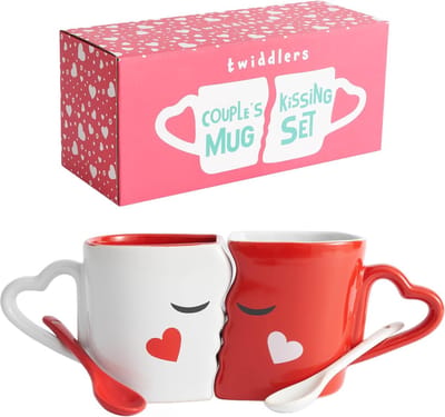 The Twiddlers – Kussende Koffiemokken Set – Grote Keramische Paarmokken met Lepels in Geschenkdoos – Cadeau voor Koppels & Ouders