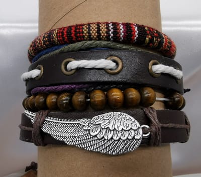 Stoere - heren armband – Set van 4 verschillende bandjes waarvan: Leer, hout kralen, textiel - zelf in grootte instelbaar.