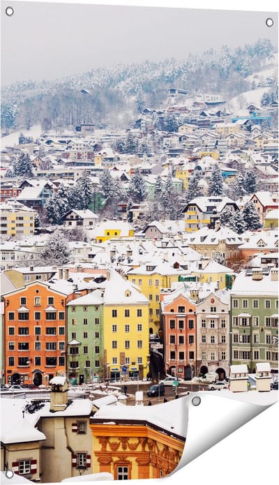 Gards Tuinposter Gekleurde Huisjes met Sneeuw in Oostenrijk - 60x90 cm - Tuindoek - Tuindecoratie - Wanddecoratie buiten - Tuinschilderij