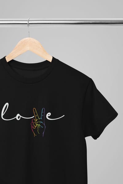 Pride shirt - Peace and love - Wurban Wear | Gay pride | Pride kleding | Regenboog kleding | Pride | Pride vlag | Regenboog vlag | Regenboog | LGBTQ | LHBTI | Liefde | Transgender | Crossdresser | Amsterdam | Rainbow | lgbt shirt | Zwart