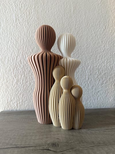 Moderne Japandi Set – Gezin met drie kinderen - Abstract - 22 cm hoog - Tijdloop - Cadeau - Moederdag - Geboorte – Wit, Woestijnbruin & Karamel – Scandinavisch Design Woondecoratie