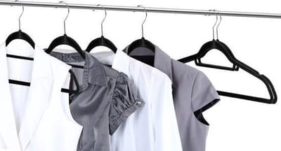 basic Stevige Kunststof Kleerhangers met Suede Afwerking - 50 Stuks Kledinghangers - Zwart