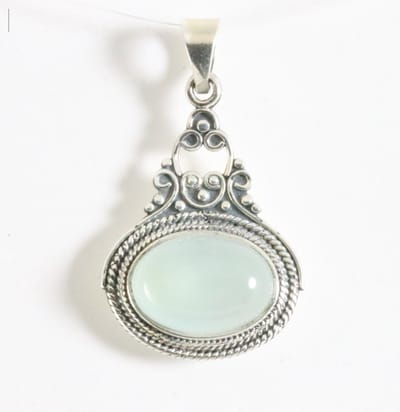 Bewerkte zilveren hanger met aqua chalcedoon