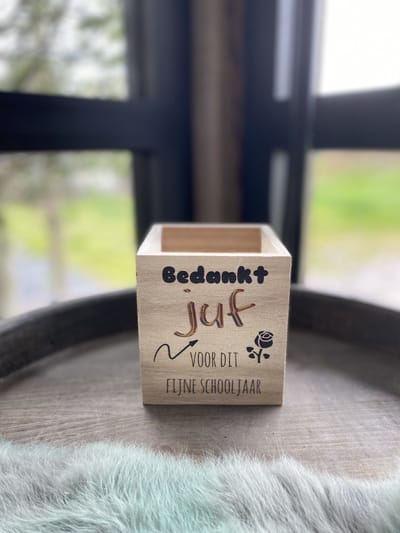 Pennenbakje met de tekst Bedankt juf (bloemetje) voor dit schooljaar - einde schooljaar - afscheid - juffendag - juffrouw - cadeau juf