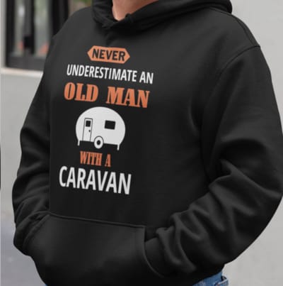 Camping Hoodie maat S- Never underestimate an old man with a Caravan- Zwarte hoodie- camping life.