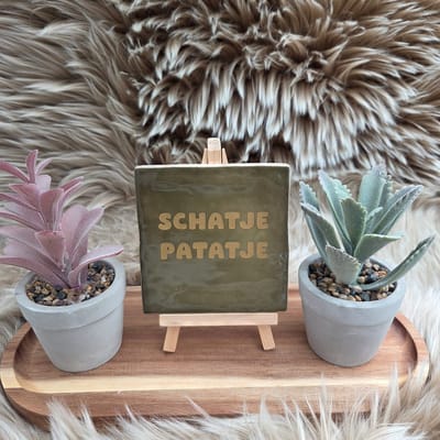 Robuuste Wenstegeltje - Schatje Patatje – Schattige en Humoristische Decoratietegel met Tekst – Leuk Cadeau voor Partner of Vriend(in) - Trendy nu - 10x10 – Decoratief Tegeltje met Standaard – Cadeau Idee