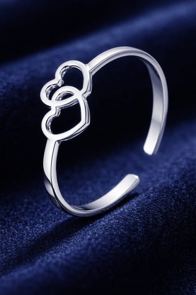 Lundholm Luxe Ring Dames Zilver Kleurig Hartjes Verbonden - Betekenisvol en Liefde Cadeau - Premium Stainless Steel - Verstelbare Ring - Cadeau voor Vrouw - Scandinavisch Design